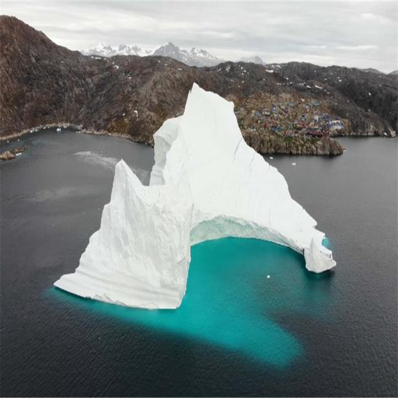 جبل جليدي طويل مثل بيج بن يهدد قرية في غرينلاند
